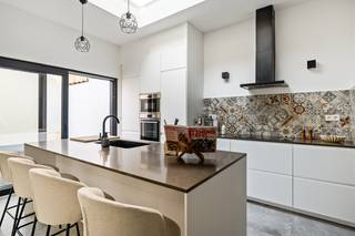 Gelegen in een zijstraat van het winkelcentrum van Lier, geniet deze volledig gerenoveerde woning van een centrale ligging met alle voorzieningen op wandelafstand.<br /><br />Men betreedt de woning via de inkomhal, die leidt naar de stijlvolle woonkamer met open keuken. De keuken, welke aansluit aan het gezellige terras, is uitgerust met alle nodige toestellen. Dankzij de vele ramen geniet men van een overvloed aan natuurlijk licht en een aangenaam ruimtelijk gevoel. <br /><br />Op de eerste verdieping vindt men de badkamer uitgerust met een bad, douche en dubbele wastafel. Naast de badkamer is er een eerste slaapkamer (10m²).<br /><br />De tweede verdieping bevat nog twee slaapkamers (8,5m²/13m²), wat deze woning perfect maakt voor gezinnen of wie extra ruimte wenst.<br /><br /><strong>Troeven woning:</strong><br />*3 slaapkamers<br />*Gelegen in het centrum van Lier<br />*Zijstraat van de winkelstraat <br />*Volledig gerenoveerd<br />*Instapklaar<br />*Lichtrijke leefruimte<br />*Voorzien van een terras<br />*EPC label B<br />*Overname huur staanplaats mogelijk<br /><br />Interesse in deze instapklare woning? Contacteer ons via 03 337 50 70 of info@vbvastgoed.be voor meer info of een bezoek ter plaatse.
