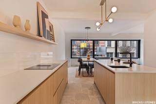 Hoogwaardig gerenoveerd trendy 2-slaapkamer appartement gelegen op de eerste verdieping van een prachtig vernieuwbouw project op het hippe Zuid...