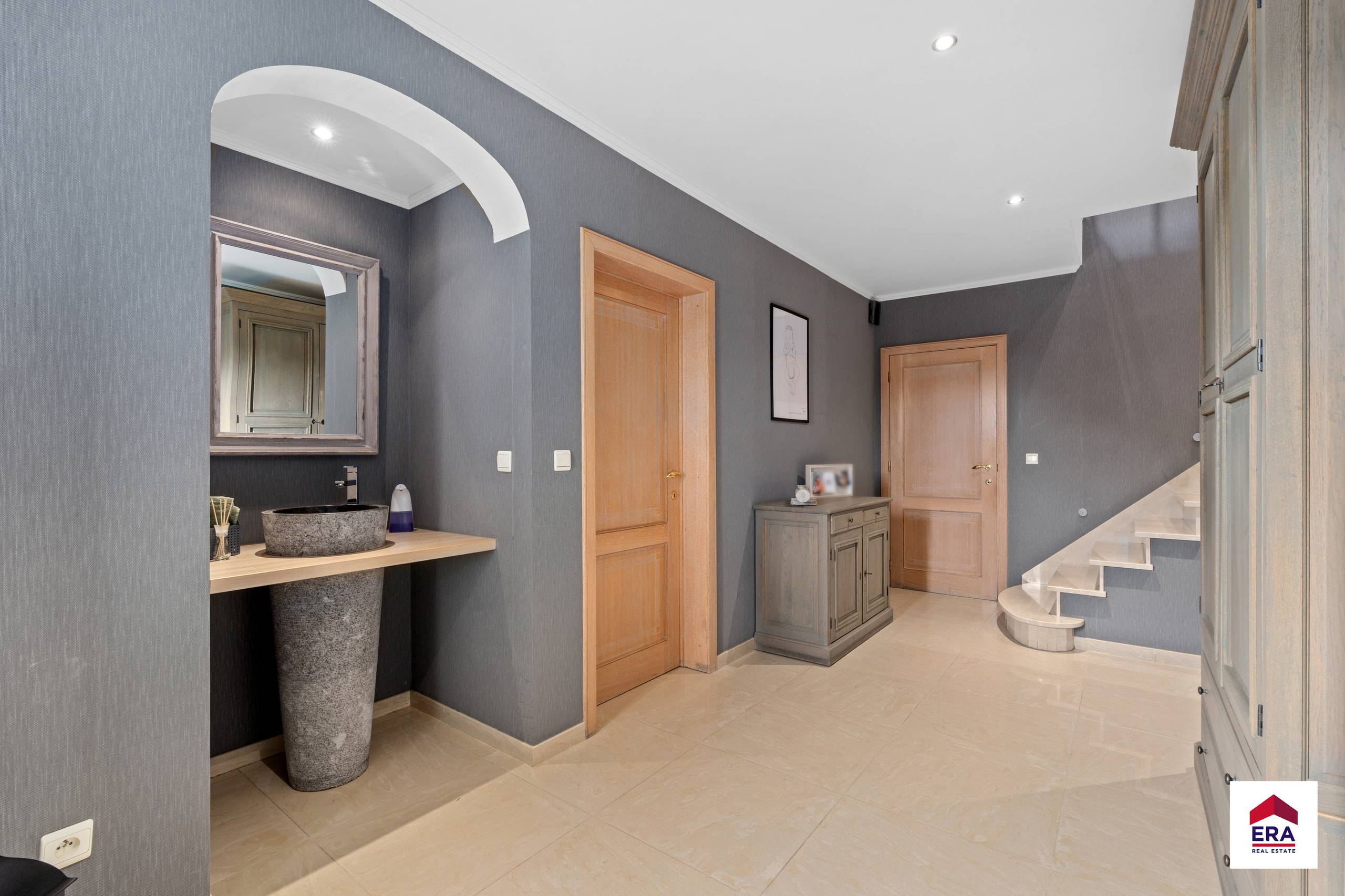 Karaktervolle Spaanse villa met dubbelegarage en grote tuin - foto 2