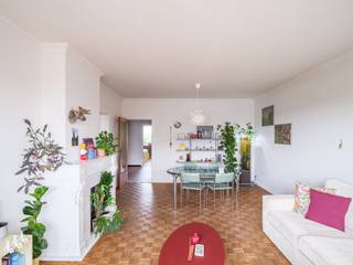 <span><span><span><span><span><span><span><span><span><span><strong>Vintage sixties 2-slaapkamerappartement in Ledeberg, waar sfeer en esthetiek mooi bewaard zijn gebleven.</strong></span></span></span></span></span></span></span></span></span></span><br /><br /><span><span><span><span><span><span><span><span><span><span>Ledeberg is intussen gekend en gegeerd om zijn <strong>strategische ligging</strong>, nabij het <strong>centrum van Gent</strong> en <strong>vlot bereikbaar met de fiets, wagen of het openbaar vervoer</strong>.</span></span></span></span></span></span></span></span></span></span><br /><br /><span><span><span><span><span><span><span><span><span><span>De nabijheid van de Way, Bar Bask en verschillende supermarkten en winkels zorgt voor de ideale uitvalsbasis.</span></span></span></span></span></span></span></span></span></span><br /><br /><span><span><span><span><span><span><span><span><span><span><strong>Het appartement (BVO 99 m²)</strong> geniet dankzij zijn ligging op de <strong>4de verdieping</strong> van een <strong>open stadsbeleving</strong>, uitzonderlijk <strong>veel licht</strong> <strong>en</strong> <strong>brede zichten</strong> op de Franse Vaart, met <strong>doorlopend groen zicht op het achterliggende water en het Keizerpark</strong>.</span></span></span></span></span></span></span></span></span></span><br /><br /><span><span><span><span><span><span><span><span><span><span>Maar het zijn vooral de details die hier de sfeer en ziel bepalen: van de <strong>vintage Formica-keuken</strong> tot het <strong>Weense vlechtwerk</strong> voor de radiatoren. <strong>Maatwerk en oog voor detail</strong> worden steeds zeldzamer, maar zijn hier in alle aspecten terug te vinden.</span></span></span></span></span></span></span></span></span></span><br /><br /><span><span><span><span><span><span><span><span><span><span><strong>Twee slaapkamers</strong> met een <strong>privatief terras</strong> dat doorloopt langs de twee kamers zorgen voor een praktische, lichtrijke indeling met groene zichten.<br /><br />Centraal vinden we nog een <strong>ruime vestiairekast</strong>, de <strong>technische berging</strong>, het <strong>gastentoilet</strong> en de <strong>badkamer met dubbele wastafel en inloopdouche</strong>. </span></span></span></span></span></span></span></span></span></span><br /><br /><span><span><span><span><span><span><span><span><span><span><strong>Extra bergruimte</strong>, <strong>authentieke mozaïektegels</strong> en <strong>dambord parketvloeren</strong> maken van het geheel een warme en <strong>bijzonder goed onderhouden </strong>thuis<strong>.</strong></span></span></span></span></span></span></span></span></span></span><br /><br /><strong>Het appartement combineert hedendaags comfort met de authentieke charme van de jaren ’60</strong>: <strong>een evenwicht tussen vintage karakter en vernieuwde technieken, eenvoud en warm</strong>te.<br /> 