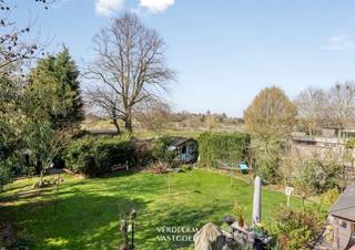 <p><span>Ligging<br /></span><span>Dit is een locatie met troeven.<br />De 19de eeuwse zomerverblijven van de Gentse bourgeoisie zijn je buur en stille getuigen van een heerlijke woonbuurt.<br />Op fietsafstand van Gent, nabij R4 en de bedrijvigheid van de kanaalzone, inclusief een veerdienst, lagere school en een actieve buurtwerking bij Den Hannekesnest.<br /><br /></span><span>Instapklare gezinswoning met 3 slaapkamers, zonnige tuin en achterliggende weilanden<br /></span><span>Via een brugje rijd je naar de woning.<br />Je woont hier als laatste in de rij met heel wat parkeerplaats en een handige carport.<br />Binnen word je meteen verwelkomd door een ruime en gezellige leefruimte met houtvuur en open keuken.<br />Je geniet er van de tuin door de vele, grote ramen.<br />Koken is hier top, met veel kastruimte en een groot kookeiland.<br />Verder op het gelijkvloers een apart bureau en gastentoilet.<br />Op de verdieping vind je 3 volwaardige slaapkamers en een knappe badkamer met douche en ligbad.<br />De tuin is een genietplek, met veel groen, prachtig achterliggende weilanden, een tuinberging en een loungeplek voor fijne momenten met vrienden of familie.<br /><br /></span><span>Extra<br /></span><span>/ zonnepanelen<br /><br /></span><span>Troeven<br /></span><span>/ ruim wonen<br />/ grote tuin<br />/ vlotte bereikbaarheid<br />/ gunstig EPC<br /><br /><br /><br /><br /><br /></span><span>disclaimer: enkele beelden werden subtiel met AI bewerkt</span></p>