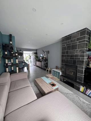 Ontdek deze gezellige, moderne woning in Stene (Oostende). Deze ruime woning is ideaal gelegen langs de Mariakerkelaan, vlak bij scholen, winkels en het openbaar vervoer. Een perfecte match voor gezinnen of starters die op zoek zijn naar comfort, ruimte en veel lichtinval!Indeling:• Gelijkvloers: Uitnodigende inkomhal, gastentoilet, gezellige woonkamer en een moderne keuken voorzien van een koelkast, vaatwasmachine combi microgolfoven en inductiekookplaat. Daarnaast is er een praktische opbergruimte met aansluiting voor een wasmachine en toegang tot het ruime terras.• Eerste verdieping: Moderne badkamer uitgerust met een toilet, douche en lavabomeubel, 2 ruime slaapkamers.• Tweede verdieping: Grote derde slaapkamer of hobbyruimte met toegang tot de kruipzolder.Pluspunten:• Zonnig terras met weinig inkijk (veel privacy)• Moderne keuken en badkamer met veel natuurlijk licht• Uitstekende ligging nabij scholen, winkels en openbaar vervoer• Ideale instapklare woning voor gezinnen of startersBent u geïnteresseerd in deze gezellige woning in Oostende? Contacteer ons vandaag nog voor een bezoek ter plaatse en ontdek zelf deze lichtrijke, moderne thuis!De algemene voorwaarden van Dewaele DIY kunt u steeds raadplegen via dewaele.com.Bestuursmaatregelen in het maatregelenregister: in aanvraag