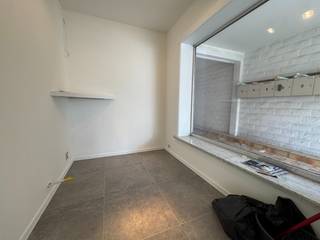 Machtig gezellig starter appartementje ... met inkomhal, bureel/kleine slaapkamer, leefruimte met open keuken, technische/wasruimte, apart toilet, badkamer met douche, CV op aardgas, bijverwarming op elektriciteit, bureeltje en grote slaapkamer en mini buitenruimte ... ernaast is <strong>er een ruime parkeerplaats inbegrepen.</strong><br />Dubbele beglazing met Alu frame.<br />Het gebouw heeft ook een lift om naar de kelder te gaan waar de CV op aardgas zich bevindt.<br /><u>Vrij :</u>  bij akte<br /><u>Bezoeken :</u> op afspraak met Expert-Immo - 056/705262, optie verkoop<br /><br /><strong><u>Wettelijke info :</u> </strong><br /><u>Waterinfo :</u> 2xA, geen natte voeten dus<br /><u>Stedenbouw :</u> Geen beschermd monument, niet op inventaris, Vergunning uitgereikt, Woongebied, Geen dagvaarding uitgebracht, Geen voorkooprecht ruimtelijke ordening aanwezig, Geen Verkavelingsvergunning, geen overstromingsgebied, niet gelegen in afgebakend oevergebied.<br /><u>Asbest :</u> in aanvraag.<br /><u>EPC :</u>  D-label, 400 kWh/m², Geen renovatieplicht.<br /><u>Syndicuskosten :</u> ongeveer 1330 euro per jaar, dus 111 euro per maand.