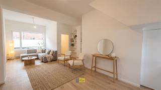 <p><span>Welkom bij deze gerenoveerde woning in Wilrijk, een ideale keuze voor gezinnen die zoeken naar comfortabel wonen in een levendige buurt. Dit pand van 123 m² biedt uitstekende mogelijkheden voor modern woongenot.</span></p><p><span>De woning beschikt over drie ruime slaapkamers, verdeeld over meerdere verdiepingen. De benedenverdieping presenteert zich met open ruimtes en een moderne keuken met praktische indeling. De woonkamer biedt voldoende plaats voor een gezellige inrichting. Gezellige koer achteraan met bergruimte.</span></p><p><span>Extra troeven: Recente renovatie, volledige vernieuwing dak met lopende garantie, ramen met elektrische rolluiken en vliegenramen, praktische kelderberging, gunstig EPC B.</span></p><p><span>Het interieur is voorzien van warme vloeren die doorlopen en een frisse, lichte uitstraling creëren. De badkamer is volledig gerenoveerd en voorzien van eigentijdse voorzieningen, inclusief een groot bad en separate wastafel. </span></p><p><span>De bovenverdiepingen huisvesten de 3 ruime slaapkamers en de badkamer met bad en douche. Dit biedt flexibiliteit voor gezinnen, thuiswerkers of hobbyisten.</span></p><p><span>De locatie in Wilrijk is voordelig gelegen met nabijheid tot scholen, winkels en openbaar vervoer. De voorgevel toont een authentieke baksteen architectuur die integreert met de buurt. Dit is een uitstekende investering voor wie kwalitatief wonen combineert met praktisch ruimtegebruik.</span></p><p><span>Benieuwd? Maak Snel uw afspraak op www.immodelaet.be of op 036440088</span></p>