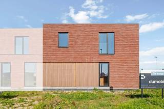 Binnen de ring van Roeselare, op het grondgebied van Hooglede, bevindt zich deze moderne halfopen woning (lot 87) met plat dak. De woning beschikt over een lichtrijke leefruimte, een kwalitatief ingerichte open keuken en een ruime garage die eveneens dienst kan doen als wasplaats. Er zijn 2 aparte toiletten. Eén op elke verdieping. Boven bevinden zich 4 slaapkamers, een badkamer met douche én bad en een aparte berging. De woning werd reeds opgebouwd, en wordt volgens de wensen van de koper verder afgewerkt en instapklaar opgeleverd. Voorzien van alle nodige vloerbekleding, met aangelegde oostgerichte tuin voorzien van een afsluiting, terras en gazon en een aangelegde voortuin met oprit en pad naar de voordeur.<br /><br />Door de combinatie van het warmtenet en zonnepanelen verwarm je duurzaam met vloerverwarming en de nieuwste technieken. Met een E-peil onder de 20 geniet je van heel wat voordelen en als bewoner van dit futureproof woonproject beschik je daarbij over alle faciliteiten van het e-mobipunt. Er is een vlotte verbinding met de ring rond Roeselare en het centrum van Roeselare.<br /><br />Deze all-inprijs excl. kosten omvat een volledig afgewerkte, instapklare woning met álle voorzieningen en omgevingswerken inbegrepen. De totale kostprijs inclusief wettelijke kosten waaronder registratierechten, btw, notariskosten en aansluitingskosten kan je eenvoudig bekijken op onze <u><strong>website</strong></u>: <strong><u>www.dumobil.be/nl/woonprojecten/projecten/hooglede-nieuwbouwwoningen</u></strong>  En/of contacteer onze bouwadviseur Sam Borrey voor meer info: 0483/21.01.33 | sam@dumobil.be