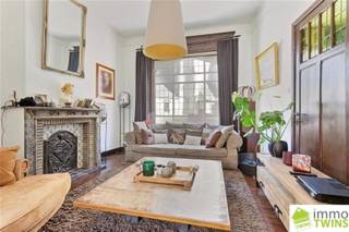 <p><span>Karaktervolle, ruime woning met 6 slaapkamers, stadstuin/terras met jacuzzi, kelderruimte van ca. 80 m² en topligging!</span></p><p><span> </span></p><p><span>Deze verrassend ruime woning met een bewoonbare oppervlakte van maar liefst </span><span>244 m²</span><span> is gelegen op een uitstekende locatie en combineert een zee aan ruimte op een toplocatie. Bij het binnenkomen valt meteen de royale leefruimte op, waar de overvloed aan licht en de open indeling voor een aangenaam gevoel van rust en ruimte zorgen. Dankzij de mezzanine krijgt de ruimte een architecturale meerwaarde en heb je een mooi zicht op de tuin/terras, die bovendien uitgerust is met een jacuzzi. Een ideale plek om in alle privacy tot rust te komen.</span></p><p><span> </span></p><p><span>De leefruimte leent zich perfect tot het creëren van verschillende sferen of functies en kan indien gewenst opgedeeld worden in twee aparte zones. De keuken is volledig ingericht en functioneel, met voldoende plaats om te koken en sluit mooi aan op het buitengedeelte. De woning telt maar liefst zes volwaardige slaapkamers (3 slpk's- 1e verdiep + 3 slpk's - 2e en 3e verdieping), wat deze woning uitermate geschikt maakt voor grote of samengestelde gezinnen, of voor wie graag thuis werkt en daarbij nood heeft aan aparte bureauruimtes. Verder vind je in de woning een ruime badkamer met ligbad en lavabo, een aparte wasplaats met een extra douche en twee afzonderlijke toiletten, wat het dagelijks comfort alleen maar verhoogt.</span></p><p><span>Een extra troef is de ruime kelderverdieping van ca. 80 m² ideaal als opbergruimte of hobbyruimte. </span></p><p><span>Voor de verwarming wordt gebruik gemaakt van centrale verwarming op aardgas, en de aanwezigheid van dubbele beglazing draagt bij aan een aangenaam woonklimaat. Dankzij het </span><span>EPC</span><span>-label </span><span>C (248 kWh/m²) </span><span>hoef je je geen zorgen te maken over een renovatieplicht wat zeldzaam is bij een woning van dit formaat.</span></p><p><span> </span></p><p><span>Een bijkomendheid is dat deze woning op dit moment verhuurd is aan 1.250 euro per maand. Dit maakt het niet alleen een fijne gezinswoning, maar ook een interessante investeringsopportuniteit met een onmiddellijk rendement. </span></p><p><span>De ligging is eveneens een grote troef. Je woont hier centraal, met alle voorzieningen zoals winkels, scholen en openbaar vervoer op korte afstand, terwijl je toch geniet van de rust van een aangename woonomgeving. </span></p><p><span>Troeven</span><span>:</span></p><ul><li><span>Mogelijkheid tot aankoop aan </span><span>2% registratierechten</span><span> (bij aankoop van een enige eigen woning)</span></li><li><span>Ruime kelderruimte van ca. 80 m²</span></li><li><span>6 volwaardige slaapkamers</span></li><li><span>EPC-label C: geen renovatieverplichting</span></li><li><span>Centrale ligging nabij winkels, scholen en openbaar vervoer</span></li><li><span>Verhuurd aan 1.250 euro/maand: meteen rendement mogelijk</span></li></ul><p><span> </span></p><p><span>Deze woning vormt de perfecte combinatie van karakter, ruimte en ligging en biedt een waaier aan mogelijkheden voor wie op zoek is naar een uniek pand met veel potentieel.</span></p><p><span>Ben je op zoek naar een ruime en instapklare woning met bijzondere troeven? Dan is dit huis beslist een bezoek waard. Neem vandaag nog contact met ons op om jouw bezoek in te plannen.</span></p><p><span> </span></p><p><span>Verdere info of een bezoek ter plaatse contacteer Immo Twins 052/55.55.55 of <span>info@immotwins.be</span></span><span> - <span>www.immotwins.be</span></span><span> </span></p>