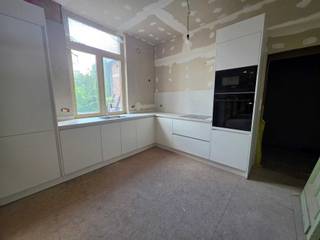 <h1><span>LAATSTE UNIT TE KOOP unieke duplex met privatieve inkom in het verlengde van Zurenborg</span></h1><p><span>Laatste kans binnen dit prachtig gerenoveerde project!</span></p><p><span>In een gegeerde buurt van Borgerhout, op de grens met het populaire Zurenborg, bevindt zich deze bijzondere stadswoning van ca. </span><span>122 m²</span><span>. Het betreft de </span><span>allerlaatste beschikbare unit</span><span> binnen een kleinschalig en hoogwaardig gerenoveerd project.</span></p><p><span>Een absolute troef is de </span><span>volledig privatieve inkom</span><span>: u betreedt de woning rechtstreeks en volledig onafhankelijk van de overige entiteiten in het gebouw. Dit zorgt voor het gevoel en de privacy van een echte stadswoning.</span></p><p><span>De woning wordt </span><span>Semi-Casco</span><span> aangeboden en kan dus nog volledig naar eigen smaak en wensen worden ingericht en afgewerkt. De </span><span>keuken werd reeds geplaatst</span><span>, waardoor een belangrijk onderdeel van de afwerking al voorzien is.</span></p><p><span>Met een oppervlakte van ca. 122 m² en ruimte voor </span><span>2 slaapkamers</span><span> biedt deze woning tal van mogelijkheden om een uniek en persoonlijk interieur te creëren.</span></p><h2><span>Troeven</span></h2><ul><li><span>Laatste beschikbare unit van het project</span></li><li><span>Ca. </span><span>122 m²</span><span> woonoppervlakte</span></li><li><span>Volledig privatieve inkom</span></li><li><span>Gevoel en privacy van een afzonderlijke stadswoning</span></li><li><span>Vrij in te richten en verder af te werken</span></li><li><span>Keuken reeds geplaatst</span></li><li><span>Mogelijkheid tot </span><span>2 slaapkamers</span></li><li><span>Hoogwaardig gerenoveerd gebouw</span></li><li><span>Authentieke architecturale elementen</span></li><li><span>Topligging in het verlengde van Zurenborg</span></li><li><span>Vlotte bereikbaarheid nabij station Antwerpen-Berchem, openbaar vervoer en belangrijke invalswegen</span></li></ul><p><span>Een unieke opportuniteit voor wie op zoek is naar een woning die nog </span><span>volledig naar eigen smaak kan worden afgewerkt</span><span>, zonder in te boeten aan de charme en kwaliteit van een reeds grondig gerenoveerd project.</span></p><p><span>Vraagprijs: 299.000</span></p><p><span>Meer informatie, plannen of een bezoek? Contacteer ons kantoor.</span></p>