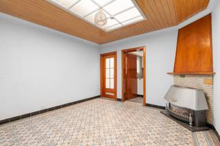 <p>Op zoek naar een woning die je volledig naar jouw eigen smaak kan inrichten? Dan is deze gezellige woning in het centrum van Ronse beslist een bezoek waard. Dankzij de centrale ligging, de zuidgerichte tuin en de vele mogelijkheden vormt deze woning de ideale basis om er een warme thuis van te maken.</p><p></p><p>Via de inkomhal kom je terecht in twee aangename leefruimtes. Verder beschikt de woning over een keuken, een praktische tussenruimte met aansluitend een ruime berging. Deze extra ruimte biedt tal van mogelijkheden om de woning verder naar eigen wensen in te richten.</p><p></p><p>Buiten geniet je van een terras, een zuidgerichte tuin en een tuinhuis: de ideale plek om in alle rust van het buitenleven te genieten.</p><p></p><p>Op de eerste verdieping bevinden zich twee volwaardige slaapkamers. Via een vaste trap bereik je de geïsoleerde zolder, die perfect kan worden ingericht als extra slaapkamer, bureau of hobbyruimte.</p><p></p><p>Met een bewoonbare oppervlakte van <strong>129 m²</strong> op een perceel van <strong>180 m²</strong> biedt deze woning heel wat potentieel. Bovendien woon je op wandelafstand van winkels, scholen, horeca, Delhaize en het openbaar vervoer.</p><p></p><p><strong>Ben je op zoek naar een woning die je stap voor stap kan moderniseren en volledig naar jouw eigen smaak kan afwerken? Dan is dit een opportuniteit die je niet wil missen.</strong></p>