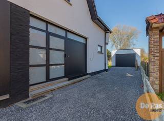 <p>ERPE-MERE - Deze volledig gerenoveerde halfopen bebouwing combineert moderne technieken met een doordachte indeling en biedt een instapklare, energiezuinige woonervaring. De woning werd van A tot Z vernieuwd met oog voor kwaliteit, comfort en duurzaamheid. Dankzij de warmtepomp, vloerverwarming in de volledige woning en zonnepanelen geniet je hier van hedendaags wooncomfort met een laag energieverbruik.</p>
<p>Bij het binnenkomen word je verwelkomd in een stijlvolle inkomhal met gastentoilet. De lichtrijke leefruimte vormt het hart van de woning en biedt volop plaats voor een gezellige zit- en eethoek. De open, moderne keuken sluit hier naadloos op aan en creëert een ruim en aangenaam geheel. Aansluitend bevindt zich een praktische wasplaats met toegang tot de kelder, wat het dagelijkse comfort extra verhoogt.</p>
<p>Op de eerste verdieping bevinden zich drie ruime slaapkamers en een moderne badkamer, ideaal voor een gezin of voor wie extra ruimte wenst voor een bureau of hobbykamer. De zolderverdieping biedt bovendien nog tal van uitbreidingsmogelijkheden, waardoor de woning eenvoudig kan meegroeien met jouw noden.</p>
<p>Ook buiten heeft deze woning heel wat te bieden. Je beschikt over een grote garage, een mooi aangelegd terras en een verzorgde tuin waar het heerlijk genieten is van rust en buitenleven.</p>
<p>De combinatie van een hoogwaardige totaalrenovatie, energiezuinige technieken en een praktische indeling maakt van deze woning een bijzonder aantrekkelijke en duurzame woonopportuniteit.<br /><br />Aarzel dan niet en maak snel uw afspraak! Voor meer info of bezoek 053/60.65.60.</p>