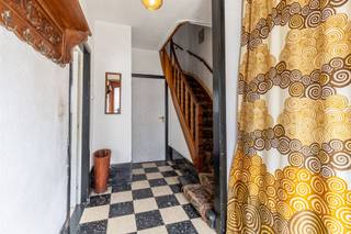 Welkom in deze charmante woning in Sint-Niklaas, een karaktervolle eigendom met tal van mogelijkheden voor renovatie en personalisatie.Via de sfeervolle inkomhal krijgt u toegang tot de woonkamer en de keuken. Vanuit de keuken bereikt u een praktische berging, een apart toilet en de badkamer, uitgerust met een ligbad en een tweede toilet. Op de 1e verdieping bevinden zich 2 ruime slaapkamers, een derde, kleinere slaapkamer en een extra ruimte die uitstekend dienst kan doen als bureau of berging.De vaste trap leidt naar de ruime zolderverdieping. Deze biedt heel wat mogelijkheden en kan, mits de nodige inrichting, worden omgevormd tot een ruime masterbedroom of twee extra kinderkamers.Ook buiten heeft deze woning heel wat te bieden. In de gezellige stadstuin met veranda is het aangenaam vertoeven. Daarnaast beschikt de woning over een praktische buitenberging. Een kelder zorgt bovendien voor extra bergruimte.Deze woning combineert karakter, ruimte en uitbreidingsmogelijkheden en vormt een uitstekende basis voor wie op zoek is naar een charmante gezinswoning die volledig naar eigen smaak kan worden gerenoveerd en ingericht.EPC-label C – geen renovatieverplichting.