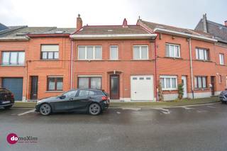 <p><span>Charmante woning met garage vlak bij het centrum en station van Mechelen</span></p><p><span> </span></p><p><span>Ben je op zoek naar een charmante en karaktervolle woning op een toplocatie in Mechelen? Deze woning bevindt zich op een boogscheut van het centrum én op korte afstand van het station, ideaal voor wie vlot wil pendelen.</span></p><p><span> </span></p><p><span>Je betreedt de woning via de inkomhal, die eveneens toegang biedt tot de kelder. De gezellige leefruimte met zit- en eetgedeelte geniet van veel lichtinval en biedt een aangenaam zicht op de zuidwestgerichte tuin. Aansluitend bevindt zich de praktische keuken. </span></p><p><span>Vanuit de keuken heb je enerzijds toegang tot de garage en anderzijds tot de knusse veranda met een apart toilet.</span></p><p><span> </span></p><p><span>Op de eerste verdieping geeft de nachthal toegang tot drie slaapkamers en de badkamer, uitgerust met een wastafel en een bad-douchecombinatie. </span></p><p><span> </span></p><p><span>Nood aan extra ruimte? De ruime zolderverdieping kan volledig naar eigen wens ingericht worden, bijvoorbeeld als extra slaapkamers, hobbyruimte of bureauruimte.</span></p><p><span> </span></p><p><span>Ook buiten is het aangenaam vertoeven. De zuidwestgerichte tuin beschikt over een ruim terras waar je heerlijk van de zon kan genieten.</span></p><p><span> </span></p><p><span>De garage biedt plaats voor een wagen of kan ook perfect gebruikt worden voor het stallen van fietsen of als extra bergruimte.</span></p><p><span> </span></p><p><span>Interesse in een bezoek? Contacteer ons vandaag nog!</span></p><p><span> </span></p><p><span>015 20 36 00 - info@domoxim.be</span></p><p><span> </span></p><p><span>domoXim. Waar dromen thuis komen!</span></p><p><span> </span></p><p><span>Ook benieuwd naar de waarde van je </span><span>eigen</span><span> woning? Wij geven je graag advies.</span></p>