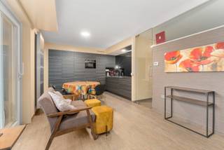 De recente residentie Maple Leaf is rustig en centraal gelegen op de hoek van de Diksmuidse Heerweg en de Sint-Sebastiaanstraat. Het appartement heeft een uitstekende verbinding en biedt u alle hedendaags wooncomfort. In de onmiddellijke nabijheid vindt u winkels, openbaar vervoer, scholen, het centrum van Brugge, enz.<br /><br />Indeling:<br />inkom, zonnige leefruimte, uitgeruste keuken, terras, badkamer met inloopdouche, slaapkamer.<br /><br />Goed toegankelijke fietsenstalling.<br /><br />Bezoeken? Graag na afspraak met Avantimmo op het nummer 050 62 50 55