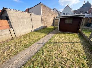 <h2><span>Knusse rijwoning met tuin in het centrum van Ename</span><span><br /><br /></span></h2><p><span>Op zoek naar een woning met renovatiepotentieel op een centrale ligging? </span></p><p><span><br />Deze knusse rijwoning in het hart van Ename, op slechts enkele kilometers van het centrum van Oudenaarde, biedt een mooie basis om uit te bouwen tot een gezellige starterswoning of opbrengsteigendom. </span></p><p><span>De woning beschikt op het gelijkvloers over een leefruimte met eetplaats, een keuken en een badkamer uitgerust met lavabo, toilet en douche. </span></p><p><span>Op de eerste verdieping bevinden zich drie slaapkamers, waarvan twee kleinere kamers en één ruime slaapkamer.</span></p><p><span> </span></p><p><span>Een belangrijke troef is het gerenoveerde dak. Daarnaast zijn de meeste ramen voorzien van PVC-profielen met dubbele beglazing.</span></p><p><span>Achteraan geniet de woning van een aangename tuin met gazon en diverse aanhorigheden, ideaal voor wie graag buiten vertoeft of extra bergruimte kan gebruiken.</span></p><p><span> </span></p><p><span>De woning dient volledig gerenoveerd te worden, maar biedt hierdoor tal van mogelijkheden om de indeling, afwerking en inrichting volledig naar eigen smaak te bepalen.</span></p><p><span> </span></p><p><span>Maak je afspraak via </span><span>jurgen@immodhondt.be</span></p><p><span> </span></p>