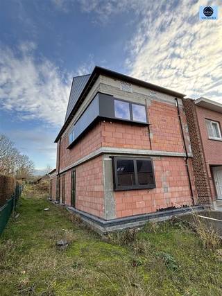 <p><span>BEN-WONING MET 4 KAMERS EN TUIN</span></p><p><span>Vraagprijs: 480.278 euro </span></p><p><span> </span></p><p><span>Deze BEN-woning is gelegen in het rustige en landelijke Gooik, strategisch tussen Ninove en Halle. </span></p><p><span> </span></p><p><span>Beneden treft u de inkomhal, apart toilet, technische ruimte, slaapkamer met doucheruimte en de ruime lichtrijke leefruimte met plaats voor open keuken met eiland. </span></p><p><span> </span></p><p><span>Boven biedt de woning ruimte voor 2 slaapkamers, waarvan 1 voorzien van dressingruimte en de badkamer. </span></p><p><span> </span></p><p><span>De zolderverdieping kan ingericht worden als de 4de slaapkamer. </span></p><p><span> </span></p><p><span>Deze woning wordt al grotendeels afgewerkt, exclusief sanitairmateriaal + plaatsing, binnendeuren, betegeling, keuken en trapleuning ter waarde van 55.222 euro.</span></p><p><span>Deze werken kan je ook laten uitvoeren aan 6% BTW door te aannemer( of 21% BTW als u dit zelf doet).</span></p><p><span> </span></p><p><span> </span></p><p><span>Onderverdeling prijs: </span></p><p><span>Grondwaarde: 165.000 euro ( 12% registratie)</span></p><p><span>Constructiewaarde: 315.278 euro ( 6% BTW)</span></p><p><span> </span></p><p><span> </span></p><p><span> </span></p><p><span> </span></p><p><span> </span></p><p><span>Aarzel niet en bel 0489546999 of mail dylan@svena.be</span></p><p><span> </span></p><p><span> </span></p><p><span>Deze gegevens zijn louter informatief en wij kunnen niet aansprakelijk gesteld worden voor eventuele onjuistheden.</span></p><p><span>De bewoonbare oppervlakte is slechts indicatief.</span></p><p><span> </span></p><p><span> </span></p>