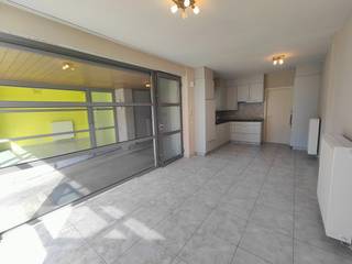 Op zoek naar een gezellig appartement op een centrale ligging? Dit appartement bevindt zich in het hart van Koolskamp, op wandelafstand van winkels en andere voorzieningen.<br /><br />Het instapklaar appartement beschikt over één slaapkamer en aan gezellig achterliggend terras en is onmiddellijk beschikbaar.<br /><br />Een achterliggende autostaanplaats kan optioneel bijgehuurd worden voor €40 per maand.