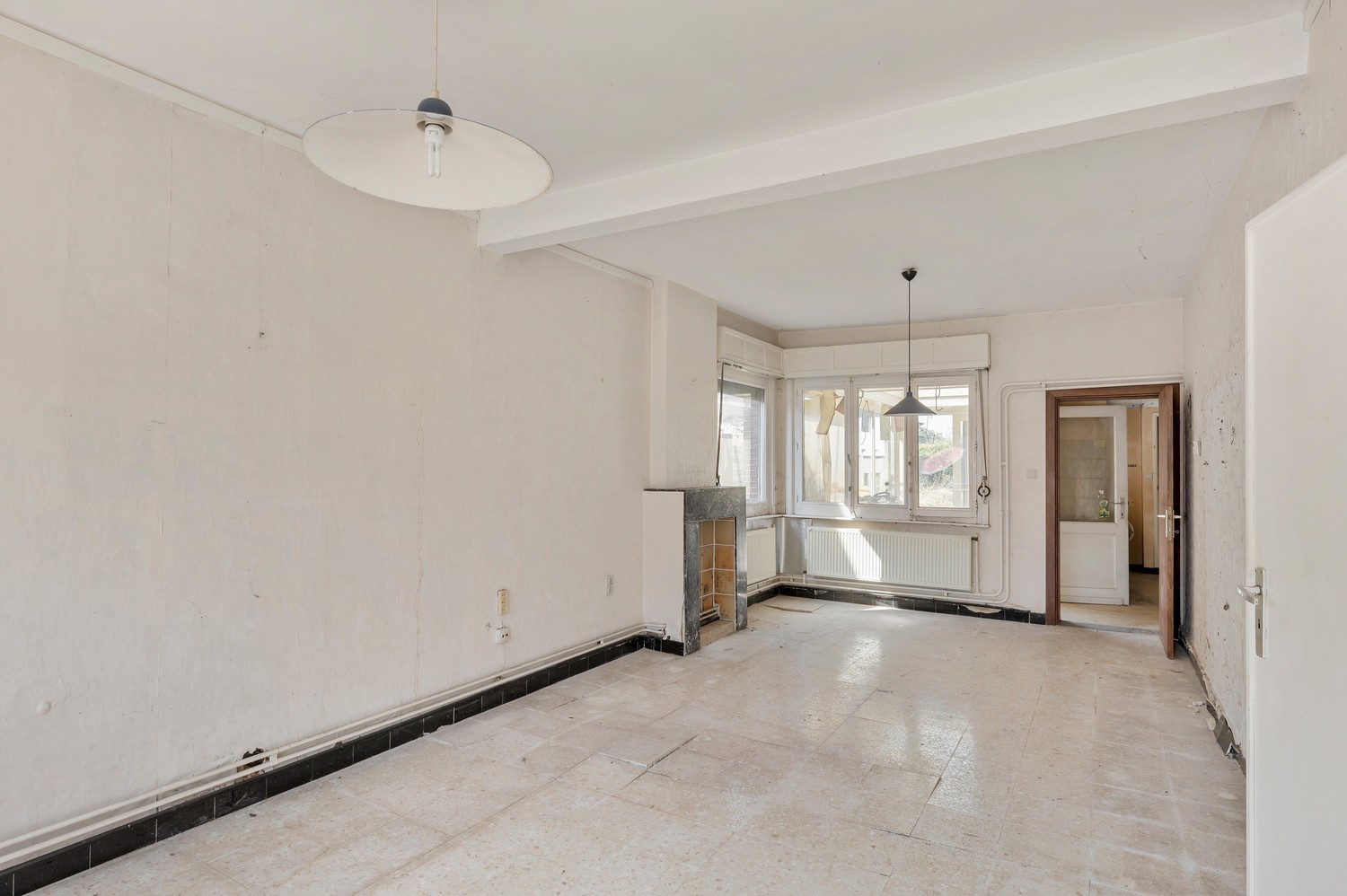 Volledig te renoveren halfopen gezinswoning op een perceel van 834 m². - foto 5