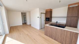 <strong>Appartement 1.01 – Modern wonen met ruim terras in Klaverstuk 24</strong><br /><br />Ontdek <strong>appartement 1.01,</strong> een stijlvol appartement op de eerste verdieping van het gloednieuwe <strong>Klaverstuk 24</strong> in Zedelgem.<br />Met een praktische indeling, hoogwaardige afwerking en een ruim terras is dit appartement ideaal voor wie compact, comfortabel en energiezuinig wil wonen.
<h4><strong>Kenmerken van appartement 1.01</strong></h4>
* Bewoonbare oppervlakte: 69 m²<br />* Inkomhal met apart gastentoilet.<br />* 1 ruime slaapkamer, perfect voor singles of koppels.<br />* Moderne badkamer met meubel en inloopdouche.<br />* Lichtrijke leefruimte dankzij grote raampartijen, verbonden met een open, volledig uitgeruste keuken.<br />* Praktische wasplaats voor extra opbergruimte.<br />* Ruim terras van 20 m², ideaal om buiten te ontspannen en genieten van het uitzicht.<br />* Inclusief ondergrondse parkeerplaats en fietsenberging.
<h4><strong>Hoogwaardige afwerking en energiezuinig</strong></h4>
Dit instapklare appartement is voorzien van:
<ul>
<li>* Vloerverwarming voor aangenaam wooncomfort.</li>
<li>* Warmtepomp en zonnepanelen voor energiezuinige en milieuvriendelijke oplossingen.</li>
<li>* Een uitzonderlijk laag E-peil van 30, wat recht geeft op vrijstelling van de onroerende voorheffing.</li>
</ul>
<h4><strong>Wonen in het hart van Zedelgem</strong></h4>
Gelegen in een rustige en groene omgeving biedt Klaverstuk 24 een perfecte mix van rust en bereikbaarheid. Het centrum van Zedelgem, openbaar vervoer en verbindingswegen naar Brugge en andere steden zijn binnen handbereik.<br /><br />Dit appartement is dé ideale keuze voor wie modern comfort zoekt in een kleinschalig en duurzaam project.<br /><strong>Contacteer ons vandaag voor meer informatie of een bezoek.</strong><br /><br />Uw nieuwe thuis wacht op u!<br /><br />051 21 11 11 of matias@imfiro.be