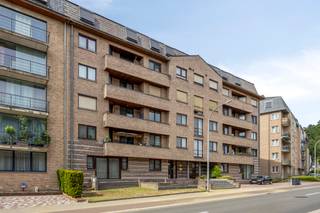 <p>Situé dans un quartier résidentiel calme et recherché à proximité de Louvain, cet appartement prêt à emménager d'environ 109 m² offre une combinaison idéale d'espace, de confort et d'efficacité énergétique. À quelques minutes du Domaine Provincial de Kessel-Lo, du centre historique de Louvain et des principaux axes routiers, il bénéficie d'un emplacement particulièrement attractif.</p><p>Dès l'entrée, vous découvrez un hall spacieux donnant accès à un séjour lumineux grâce aux grandes baies vitrées. Cet espace de vie s'ouvre directement sur une première terrasse. À l'arrière, une seconde terrasse offre une agréable vue dégagée sur les arbres, garantissant calme et intimité.</p><p>La cuisine, entièrement rénovée en 2023, est équipée d'appareils de qualité et répond parfaitement aux exigences actuelles. Son aménagement fonctionnel séduira les amateurs de cuisine et de convivialité.</p><p>L'appartement comprend trois chambres spacieuses, idéales pour une famille, un bureau à domicile ou une chambre d'amis. Les volumes généreux permettent une grande flexibilité d'aménagement.</p><p>Ces dernières années, plusieurs investissements importants ont été réalisés afin d'améliorer les performances énergétiques. Toutes les fenêtres ont été remplacées en 2023 par du double vitrage à haut rendement avec volets électriques. Des unités de climatisation récentes assurent également un confort optimal durant les périodes estivales.</p><p>Le bien comprend en outre un garage privatif ainsi qu'un emplacement de parking privé.</p><p>Grâce à sa proximité des commerces, écoles, transports en commun, infrastructures sportives et du Domaine Provincial de Kessel-Lo, cet appartement constitue un choix idéal pour ceux qui souhaitent vivre au calme tout en restant proches de Louvain.</p><p>Contactez-nous dès aujourd'hui pour découvrir ce bien d'exception.</p>