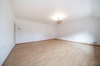 In de onmiddellijke nabijheid van Tour & Taxis ontdekt u dit mooie appartement, gelegen op de 4e en bovenste verdieping van een gebouw uit de jaren 90. Het appartement beschikt over een bewoonbare oppervlakte van ±105 m² en biedt aangename ruimtes en een functionele indeling. Het bestaat uit een inkomhal met een afzonderlijk toilet, een uitgeruste keuken, een ruime leefruimte, een nachthal die toegang geeft tot drie slaapkamers, een badkamer en een tweede toilet, evenals een kelder. Individuele gasverwarming. De ligging is een echte troef: vlak naast de emblematische site van Tour & Taxis geniet u van een wijk in volle ontwikkeling, met winkels, restaurants, groene ruimtes en talrijke stadsontwikkelingsprojecten, terwijl u zich toch op korte afstand van het centrum van Brussel bevindt. Een ideale ligging om optimaal te genieten van het Brusselse stadsleven, met een vlotte toegang tot het openbaar vervoer en de belangrijkste verkeersassen. EPC: E.