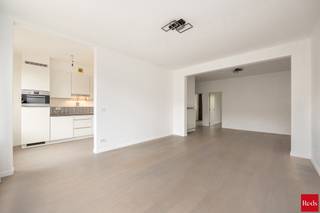 Dit appartement is gelegen op de tweede en bovenste verdieping van een mooi onderhouden gebouw (zonder lift). Op wandelafstand van supermarkten, leuke restaurantjes en het centrum van Boechout. <br /><br />TE BEZOEKEN DOOR VOLGENDE LINK IN TE VULLEN: https://mijnhuurprofiel.be/property/63a02774-5603-4bd5-88c4-971aebca9a06/login?subdomain=reds<br /><br />Het appartement heeft een mooi zicht op de molen van Boechout en heeft geen inkijk van buren. Indeling: leefruimte op een parketvloer, een open ingerichte keuken met alle toestellen inclusief wasmachine en droogkast, een zuid georiënteerd terras, 1 slaapkamer, 1 dressing/bureau/hobbyruimte en een ingerichte badkamer met douche, lavabo en toilet. Er is dus maar 1 slaapkamer mogelijk!<br /><br />Bij het appartement hoort een private kelder en een deel van de garage (enkel te gebruiken als fietsenstalling). De auto dient u te parkeren op openbaar terrein. De gemeenschappelijke kost bedraagt 30 euro/maand. <br /><br />- Beschikbaar vanaf 1 aug<br />- 3 maanden huurwaarborg<br />- Nutsvoorzieningen op naam huurder<br />- Plaatsbeschrijving op gedeelde kosten<br /><br />Bent u benieuwd? Aarzel niet en maak een afspraak met Jakob op jakob@reds.be
