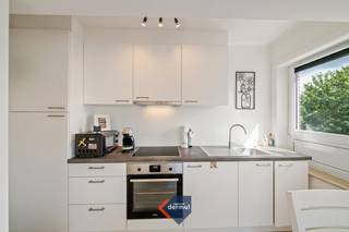 Ontdek dit verzorgd hoekappartement gelegen op de tweede verdieping van een kleinschalige residentie in het hart van Mariakerke-Oostende. Het appartement heeft 1 slaapkamer en heeft een mooi uitzicht. De open keuken en woonkamer geven een ruim gevoel en door de vele raampartijen komt er veel lichtinval binnen in het appartement. Openbaar vervoer en winkels bevinden zich op wandelafstand van het appartement. Dit appartement is ideaal als starter woning of als investering, benieuwd vraag gerust uw bezoek aan.