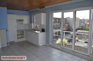 Appartement met 2 slaapkamers.<br /><br />Dit appartement is gelegen op wandelafstand van het openbaar vervoer naar Brugge, de kusttram, scholen, winkels, invalswegen en het strand.<br /><br />Het is ongeveer 56 m2 groot en is gelegen op de tweede verdieping van een klein gebouw, betonnen constructie (er is geen lift).<br /><br />Het heeft een hal, een kleine living met een eenvoudige open keuken, een apart toilet, een grote badkamer met ligbaden 2 volwaardige slaapkamers. Er is geen terras.<br /><br />De elektriciteit, verwarming en water zijn individueel. Er wordt verwarmd met een condensatieketel (dus met gas en niet op elektriciteit).<br /><br />PVC-ramen met dubbele beglazing.<br /><br />Op de badkamer is er aansluiting voorzien voor het plaatsen van een wasmachine + droogkast.<br /><br />Het EPC bedraagt 193 kwh/m2, dit wil zeggen dat het een energiezuinig appartement is.<br /><br />Plan je graag een bezoek ? Bel Sven 0477/31.99.93<br /><br />WG, niet -overstromingsgevoelig.<br /><br />lage gemeenschappelijke kosten : 25 euro per maand (onderhoud gang, minuterie,...)<br />huurwaarborg 3 maanden.<br />plaatsbeschrijf 180 euro excl. BTW.<br />er zal een kijkdag georganiseerd worden, laat uw gegevens achter : <strong>stuur ons een mailtje met je gegevens (info@immoboost.be)</strong>