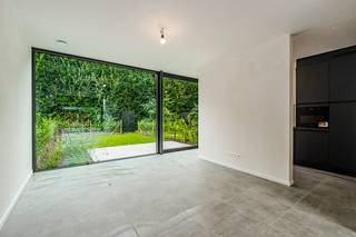 <p>Bent u op zoek naar energiezuinig en zorgeloos wonen? Een ideale investering? Of zoekt u eerder een moderne woning met oog op kwaliteit &amp; comfort? Gevonden!</p>
<p> </p>
<p>In de tweede bouwlijn en op een boogscheut van oprit E40 Aalst vinden we dit uitstekend gelegen nieuwbouwproject Eliani met 8 halfopen en gesloten bebouwingen. Elke woning in deze moderne verkaveling beschikt over 3 slaapkamers, een afgesloten privé tuin, een private berging en een autostaanplaats.</p>
<p> </p>
<p>Zo gebruikt men 'floor to ceiling windows' voor zoveel mogelijk lichtinval en geniet je van een lage energiefactuur dankzij de zonnepanelen, de regenwaterput en de warmtepomp (vloerverwarming &amp; koeling met ingebouwde boiler).</p>
<p> </p>
<p><u>Indeling W7</u></p>
<p>Via de inkomhal met apart toilet komen we in de leefruimte met half open keuken met aansluitend een berging. Dankzij de ingewerkte schuiframen is er geen opstap naar het terras met afgesloten tuin. Op de bovenverdieping vinden we 3 slaapkamers, wasplaats en de badkamer met inloopdouche, bad en dubbele lavabo en toilet.</p>