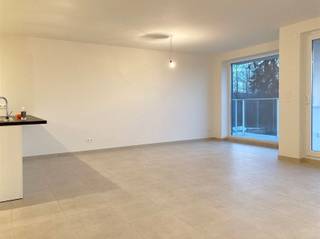 <p><span>2 slaapkamer appartement TE HUUR gelegen op de gelijkvloerse verdieping van de residentie "Paddenhoek" te Kluisbergen.</span></p><p><span>INDELING<br />Het appartement voorziet een living met open keuken voorzien van alle comfort, een ruime berging/wasplaats, 2 mooie slaapkamers, een badkamer met moderne inloopdouche en een gastentoilet. <br />Bovendien beschikt het appartement over een groot terras met tuintje.<br />Bij het appartement hoort een grote ondergondse garage.</span></p><p><span>TECHNISCH<br />Met een warmtepomp, vloerverwarming en ZONNEPANELEN is dit appartement ZEER energiezuinig!</span></p><p><span> LIGGING<br />Op wandelafstand van de AD Delhaize, bakker, beenhouwer.. heb je alles bij de hand. </span></p><p><span>Beschikbaar 01/10/2026</span></p><p><span>Benieuwd naar dit appartement?<br />Vraag uw bezoek aan via onze website www.immodhondt.be </span></p>