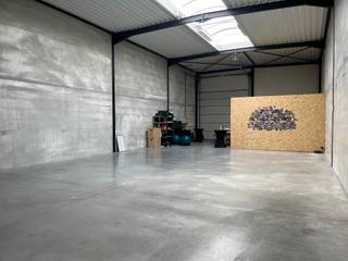 KMO-unit te huur met een oppervlakte van ca. 240 m2 in Waregem. Indeling:De unit is voorzien van een sectionaal poort (4.00m breed x 4.40m hoog) en...