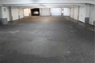 Deze garagebox te huur is gelegen in een heel veilig complex centrum Oostende - box 187. Naast de Oude Post. Enkel toegang mogelijk met sleutelkaart.<br /><br />Ben je geïnteresseerd in dit pand te huur in Oostende? Ga naar de website www.dewaele.com, klik op het pand dat je wenst te huren. Via de rode knop "vraag je bezoek aan" vragen we u kort een profiel in te vullen. Daarna nemen we contact op voor een bezoek. Telefonisch kunnen er geen afspraken gemaakt worden.<br />