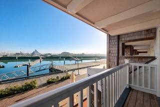 Appartement de type traversant avec deux terrasses, idéalement situé le long du chenal de navigation de Nieuport, avec une vue imprenable sur le...