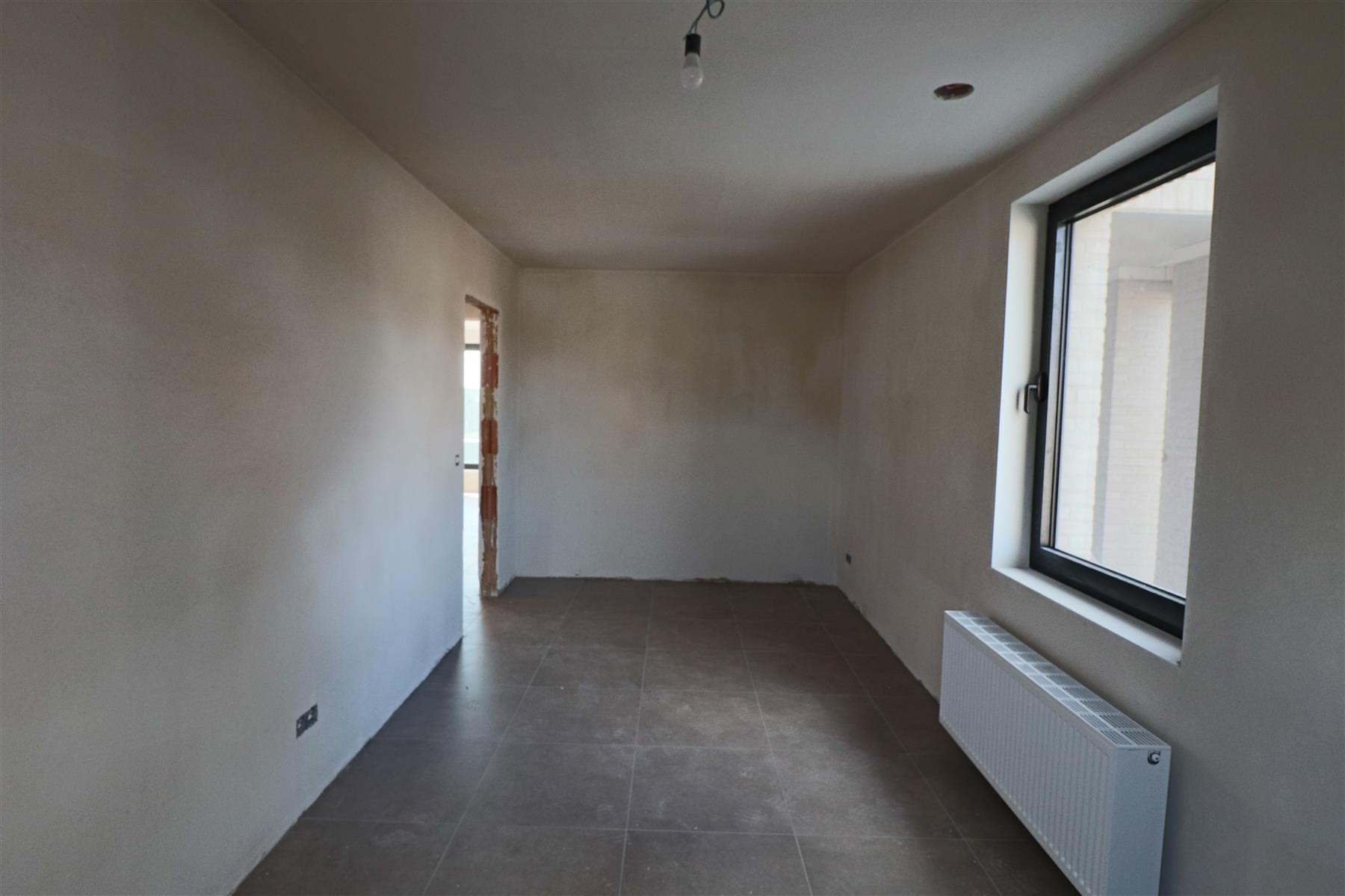 Gerenoveerd appartement op de 1ste verdieping met 2 slaapkamers, royaal terras en garage. Gelegen nabij centrum Hoogstraten. - foto 4