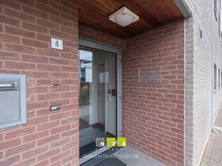 <strong>RUIM DUPLEXAPPARTEMENT MET 2 TERRASSEN IN HET CENTRUM VAN MAASEIK.</strong><br /><br /><strong>TROEVEN</strong><br />- Ruim appartement met 3 slaapkamers.<br />- Energielabel B. <br />- Airco. <br />- 2 Terrassen.<br />- 2 Autostaanplaatsen en kelderbergingen. <br /><br /><strong>KELDERVERDIEPING</strong><br />- 2 Autostaanplaatsen genummerd 3 &amp; 7.<br />- 2 kelderbergingen genummerd 4&amp;7.<br /><br /><strong>GELIJKVLOERS</strong><br />- Gemeenschappelijke inkom. <br /><br /><strong>VERDIEPING 1</strong><br />- Inkomhal: tegelvloer.<br />- Woonkamer (5,14m x 4,57m = 23;49m²): airco, tegelvloer.<br />- Keuken (5,84m x 4,57m = 26;69m²): onder- en bovenkasten, lades, inductiekookplaat, dampkap, friteuse, grillplaat, diepvries, koelkast, vaatwasser, tegelvloer.<br />- Toilet: hangtoilet, wastafel, tegelvloer.<br />- Berging (1,00m x 4,27m = 4,27m²): technische installatie, aansluiting wasmachine en droogkast, tegelvloer.<br />- Badkamer (4,31m x 2,46m = 10,60m²): dubbele lavabo, lades, toilet, douche, bad, tegelvloer.<br />- Slaapkamer 1 (3,37m x 4,31m = 14,52m²): inbouwkasten, toegang naar badkamer, airco, parketvloer.<br /><br /><strong>VERDIEPING +02</strong><br />- Slaapkamer 2 (4,31m x 4,39m = 18,92m²): airco, inbouwkasten, inbouwbureau, toegang tot terras, parketvloer.<br />- Slaapkamer 3 (4,39m x 3,64m = 15,98m²): airco, inbouwkasten, toegang tot terras, parketvloer. <br /><br />Bekijkt u deze advertentie via een aanverwante vastgoedsite, surf dan zeker naar onze website www.N78vastgoed.be voor een uitgebreide beschrijving en foto's. Meer info: +32 (0)89 86 18 88 of info@N78vastgoed.be.