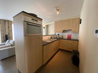 In het centrum van Sint-Eloois-Vijve bevindt zich dit instapklare en momenteel verhuurde appartement op de eerste verdieping van de mooie kleinschalige residentie "Sint Eligius". Dankzij de centrale ligging bevinden winkels, openbaar vervoer en ontspanningsmogelijkheden zich op wandelafstand.<br /><br />Het appartement is als volgt ingedeeld:<br /><br />- Een open inkomhal die uitgeeft op de gezellige leefruimte met volledig ingerichte keuken, voorzien van een inductiekookplaat, dampkap, koelkast en oven.<br />- Een praktische berging/wasplaats.<br />- Eén slaapkamer met toegang tot een extra bergruimte en een ruim, zonnig terras met open uitzicht.<br />- Een badkamer uitgerust met een lavabomeubel, douche en toilet.<br /><br />Achteraan het gebouw is een afzonderlijke garagebox inbegrepen.<br /><br />Technisch beschikt het appartement over centrale verwarming op aardgas, aansluiting op stadswater en elektriciteit met dag- en nachttarief. Daarnaast is er een lift aanwezig in het gebouw.<br /><br />Dit appartement vormt een uitstekende opportuniteit voor wie op zoek is naar een zorgeloze thuis!