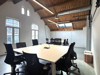 In dit voormalig pakhuis in de Verlatstraat wordt dit loft-kantoor ter beschikking gesteld.<br />Hartje Zuid, te midden van de gezelligste cafeetjes met terrassen en restaurants en omringd door talloze kunstgalerijen en sfeervolle winkels.<br />Perfecte mobiliteit met alle invalswegen vlakbij en voldoende parkeergelegenheid in de ondergrondse parking van Zuidpark.<br /><br />Het kantoor maakt deel uit van een high-end business center met innovatieve features.<br />Er heerst een echte coworking-sfeer met veel creativiteit, ideaal voor jonge en dynamische start-ups.<br /><br />De authentieke structuur met zadeldak in houten afwerking, in combinatie met een moderne industriële look creëert een bijzonder schouwspel. Dit kantoor geeft ruim plaats aan acht bureaus/werkplekken.<br /><br />Alle faciliteiten en voorzieningen zijn aanwezig, gaande van kantoormeubilair tot razendsnel internet. Wanneer u nood heeft aan een brainstormsessie met uw team of een presentatie dient te geven aan klanten, kan u gebruik maken van state-of-the-art meeting rooms.<br /><br />Een op en top uitgeruste keuken staat ter beschikking met gebruik van warme en koude dranken. Gedeeld sanitair.<br /><br />Het onderhoud van het kantoor, alle nutsvoorzieningen, internet en ed. zijn begrepen in de maandelijkse prijs. Hier heeft u werkelijk geen zorgen en bijkomende kosten.<br /><br />Dit kantoor wordt maandelijks ter beschikking gesteld aan een all-in prijs van 2.500 Euro excl. 21% BTW, zijnde 3.025 Euro incl. 21% BTW.<br /><br />Onmiddellijk beschikbaar.