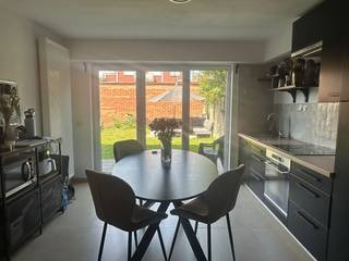 Charmant gelijkvloers appartement met uitzonderlijke tuin en garagebox in het groene Deurne-Zuid op het randje met Borsbeek.<br /><br />Droom je van comfortabel wonen met het gevoel van een eigen huis? Dan is dit charmante gelijkvloerse appartement precies wat je zoekt.<br /><br />Gelegen in de omgeving van de vernieuwde en groene Eksterlaerwijk in Deurne-Zuid, geniet je hier van een rustige woonomgeving met alle voorzieningen, winkels, scholen en openbaar vervoer binnen handbereik.<br /><br />De absolute blikvanger is de prachtige privatieve tuin van maar liefst ca. 60 m² – een zeldzame troef waar je in alle rust kunt ontspannen, tuinieren of gezellig tafelen met familie en vrienden.<br /><br />Binnen biedt het appartement een aangename en praktische indeling met een lichtrijke leefruimte, een comfortabele slaapkamer, een functionele keuken en badkamer. Bovendien is een afgesloten garagebox inbegrepen, wat zorgt voor extra comfort en zorgeloos parkeren.<br /><br />Extra troeven:<br /><br />Gelijkvloers wonen met vlotte toegankelijkheid<br />Lage gemeenschappelijke kosten : 40 euro per maand.<br />Ruime privatieve tuin (ca. 60 m²)<br />Inclusief afgesloten garagebox<br />Energiezuinig met EPC-label B<br />Elektrische keuring conform<br />Asbestvrij<br />Elektrische rolluiken <br />Rustige ligging in een groene, vernieuwde buurt<br />Uitstekende bereikbaarheid met een Mobiscore van 7,6/10<br /><br />Een ideale woning voor wie op zoek is naar rust, een mooie buitenruimte en een gunstige ligging, zonder in te boeten aan comfort.<br /><br />Een buitenkans die je niet wilt missen! Plan vandaag nog je bezoek en laat je verrassen door de charme en de unieke troeven van dit appartement.<br /><br />Geen IMMO
