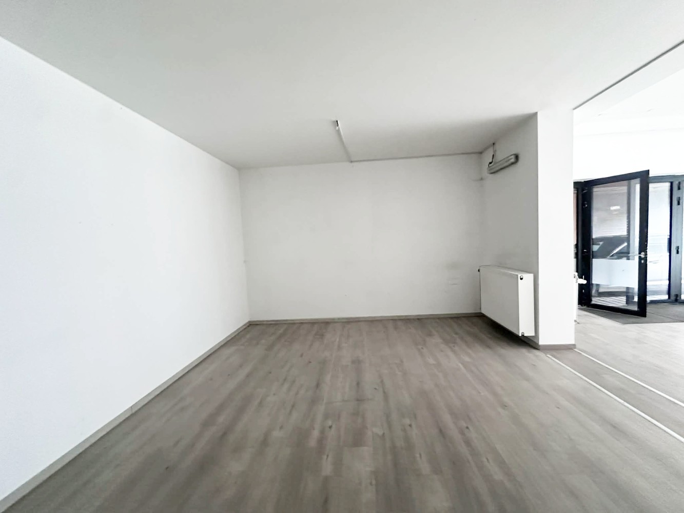 Top gelegen commercieel gelijkvloers of kantoor met uitstekende zichtbaarheid nabij HARING vlakbij DELHAIZE - foto 4