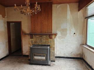 <p><strong>Half open bebouwing – Kadastraal nr. 13013E0399/00H000</strong> <strong>Perceel: 96 m² – Bewoonbare oppervlakte: ca. 150 m² – EPC F (renovatieplicht)</strong></p>
<p>Deze half open bebouwing, gelegen in de Kloosterstraat 13 te Herenthout, biedt een verrassend ruime woonindeling en vormt een ideale basis voor wie op zoek is naar een renovatieproject met potentieel. De woning beschikt over een bewoonbare oppervlakte van ongeveer 150 m² en telt maar liefst vier slaapkamers en een grote zolderverdieping met vaste trap, wat de mogelijkheden voor uitbreiding aanzienlijk vergroot.</p>
<p><strong>Indeling – Gelijkvloers</strong></p>
<ul>
<li>Inkomhal</li>
<li>Gezellige woonkamer</li>
<li>Aansluitende eetkamer</li>
<li>keuken</li>
<li>Bergkamer / bureauruimte</li>
<li>Badkamer</li>
<li>Kelderberging</li>
</ul>
<p><strong>Verdieping</strong></p>
<ul>
<li>Vier volwaardige slaapkamers</li>
<li>Ruime zolderverdieping met vaste trap (mogelijk in te richten als extra kamers, hobbyruimte, studio…)</li>
</ul>
<p><strong>Algemene staat</strong></p>
<p>De woning heeft een <strong>grondige renovatie</strong> nodig: isolatie, ramen, technieken, badkamer, keuken en algemene afwerking dienen vernieuwd te worden. Dankzij de bestaande structuur en de ruime zolderverdieping biedt dit pand echter een uitstekende basis om volledig naar eigen smaak en comfort te moderniseren.</p>
<p><strong>Troeven</strong></p>
<ul>
<li>Centrale ligging in Herenthout</li>
<li>Vier slaapkamers + grote zolder</li>
<li>Half open bebouwing</li>
<li>Veel potentieel na renovatie</li>
<li>Ideaal voor starters, gezinnen of investeerders die een woning volledig willen transformeren</li>
</ul>