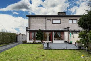 <p><span>Verzorgde woning (135m²) met 3 slaapkamers, 2 garages en tuin (145 m²) in Berendrecht.</span></p><p><span> </span></p><p><span>Aan het einde van een doodlopende straat treffen we deze verzorgde halfopen bebouwing, gelegen aan een groene (sport)weide. Een uitstekende locatie voor gezinnen met kinderen, waar rust, ruimte en veiligheid hand in hand gaan. Verschillende bushaltes bevinden zich op wandelafstand en met de wagen bereik je de snelweg in slechts enkele minuten.</span></p><p><span> </span></p><p><span>De woning werd doorheen de jaren goed onderhouden en beschikt over een praktische en logische indeling. Je komt binnen via de inkom- en traphal en loopt links eerst langs de inpandige garage van 13 m² en het apart gastentoilet, om vervolgens de aparte keuken van 7 m² te bereiken. De gezellige woonkamer heeft een mooie oppervlakte van 22 m² en achteraan is er nog een ruime veranda van 15 m² te vinden, waar het het hele jaar door aangenaam vertoeven is.</span></p><p><span> </span></p><p><span>De noord-georiënteerde tuin van 145 m² biedt volop buitenruimte en beschikt bovendien over een vrijstaande garage. Aan plaats voor speelgoed, fietsen, brommers en wagens is hier dus geen gebrek.</span></p><p><span> </span></p><p><span>Op de bovenverdieping bevinden zich drie slaapkamers van 8 m², 9 m² en 14 m². De badkamer van 6 m² is uitgerust met een douchecabine en lavabo en op de nachthal is er nog een aparte wc voorzien.</span></p><p><span> </span></p><p><span>Ben je op zoek naar een verzorgde gezinswoning op een rustige, groene locatie? Dan is dit een kans die je niet mag missen! Bewoonbare opp. 135 m² ref.: bruto vloeropp. EPC-certificaat. Voor meer info of een gratis schatting surf naar </span><span><span>www.hansimmo.be</span></span></p><p><span> </span></p>