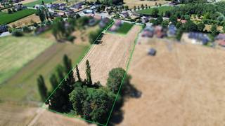 Ontdek deze bouwgrond met aansluitende landbouwgrond ideaal voor het realiseren van een open bebouwing met zicht op groen.<br /><br />Op dit bouwgrond lot van 882 vierkante meter heb je meer dan voldoende ruimte om een vrijstaande woning te bouwen voorzien van alle wooncomfort. Het perceel is gelegen in woongebied met landelijk karakter en heeft duidelijke en gunstige bouwvoorschriften.<br /><br />Het perceel is ideaal gelegen in een rustige buurt nabij verbindingswegen naar het centrum Oostkamp en de E40. Zo combineer je rust en stilte met het comfort van alle voorzieningen. Op enkele minuten van het goed liggen scholen, winkels, horeca en natuurgebieden.<br /><br />Bij de bouwgrond hoort nog een heel stuk landbouwgrond. Deze grond is toegankelijk via de woonst maar heeft ook een aparte inrit verderop, die tevens dient als erfdienstbaarheid voor de achterliggende landbouwgronden. De landbouwgrond bestaat uit 8575 m² grond waarvan een stuk bebost is. Hier zijn tal van invullingen mogelijk zoals het verhuren aan een landbouwer of het houden van paarden. De grond is vrij van pacht.<br /><br />Heb jij interesse in deze bouwgrond? Aarzel niet en neem contact op met Eva via eva@immofrancois.be of 0471 96 08 57.<br /><br />