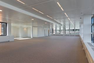 Ce bureau a été rénové et a une nouvelle entrée et un hall d'accueil. Le bâtiment est situé au carrefour de la Rue de la loi et de la Rue du commerce, au cœur du quartier Leopold. Les bureaux sont facilement accessible par les transports publics (Metro Arts-Loi). <br />Nombreuses facilités dans les environs immédiats (commerces, restaurants, bars, fitness...).<br />•    21 places de parking sont disponibles (1800 €/place/an)<br />•     Taxes et charges sur demande<br />•     L'espace d'archivage est disponible (100 €/m²/an)