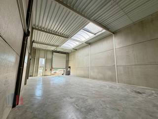 <strong>Nieuwbouw KMO-unit</strong> met een oppervlakte van <strong>240 m² </strong>te koop op de nieuwe bedrijvenzone "STADSBEEMD". Grotere oppervlaktes zijn eveneens mogelijk.<br />Strategisch gelegen nabij de bedrijvige Staatsbaan met een vlotte verbinding naar de E314 en het Klaverblad te Lummen.<br /><br />De hoogkwalitatieve magazijnruimte (brandklasse C) met een vrije hoogte van 6 m is toegankelijk via een automatische sectionale poort (4,5 m H x 4  m B) en beschikt over een afzonderlijke toegangsdeur. De unit is volledig geïsoleerd en afgewerkt met een polybetonvloer met een draagkracht van 1 t/m². Verder is de ruimte uitgerust met een lichtstraat met rookluik.<br /><br />Tevens aanwezigheid van <strong>2 privatieve parkeerplaatsen</strong> en de mogelijkheid tot het plaatsen van een tussenvloer. Voorziene oplevering <strong>05/2026</strong>. Ruime parkeer- en manoeuvreerruimte op de site.<br /><br />Contacteer <strong>PANORAMA B2B</strong> voor bijkomende inlichtingen, plannen of een vrijblijvend plaatsbezoek <strong>0474 17 17 15.</strong>