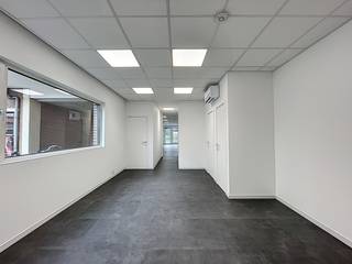 <strong>Ligging</strong><br /><br />Gelegen aan het miljoenenkwartier op wandelafstand van het Sint-Pieters-Station. Makkelijke verbinding met de stadsring, E17 en E40.<br /><br /><strong>Indeling</strong><br /><br />De gelijkvloerse handelsruimte heeft een bruikbare oppervlakte van 101m2, een kantoorruimte voor 5 personen, een ingerichte de keuken, een 2e kantoorruimte voor 3 personen, 2 aparte toiletten, een was berging, een douche en een kelderruimte van 24m2.<br /><br />Huurprijs: €1.400/maand<br />Provisie: €90/maand<br />EGW individueel af te sluiten<br /><br />Voor inlichtingen en/of bezoek, bel Guillaume Delbecque 0472/25.70.76