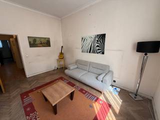 Immo Pické vous propose cet appartement rez-de-chaussée très bien situé en face du parc Duden, à proximité immédiate des écoles, des commerces,...