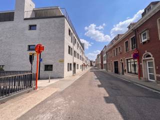 <p><span>Gelegen in de vernieuwde stadswijk DijleDelta, aan het groene Sluispark en op slechts enkele wandelpassen van het historische centrum van Leuven, zijn wij verheugd dit verrassend ruim duplex-appartement met tuin te koop aan te bieden. Dankzij de uitstekende bereikbaarheid en de vlotte verbinding naar belangrijkste invalswegen geniet u hier van een unieke combinatie van rust, groen en stedelijke dynamiek.<br /><br />Deze energiezuinige duplex bevindt zich op het gelijkvloers van de welonderhouden residentie Fiere Margriet, en werd in 2025 gerealiseerd door de gerenommeerde projectontwikkelaar Virix en ontworpen door Robbrecht & Daem architecten.<br /><br />Met een bewoonbare oppervlakte van maar liefst 186 m² beschikt dit duplex-appartement over een inkomhal met vestiaire, een gastentoilet, een ruime living met vide voor extra veel lichtinval en toegang tot tuin met terras. Verder is er nog een volledig ingerichte keuken met aansluitend een praktische berging aanwezig op het gelijkvloers. De vaste trap leidt tot een nachthal met open bureau, drie volwaardige slaapkamers, twee badkamers en een apart toilet. De hoogwaardige afwerking, parketvloeren en vloerverwarming zorgen voor een tijdloze en luxueuze uitstraling. Last but not least kunnen de toekomstige bewoners genieten van een onderhoudsvriendelijke tuin van 84 m².<br /><br />Verder is de fietsenstalling inclusief en bestaat de mogelijkheid om één of meerdere autostaanplaatsen bij aan te kopen.<br /><br />Kortom, een ware opportuniteit voor mensen die energiezuinig, ruim, tijdloos en luxueus wensen te wonen op een toplocatie in Leuven. Interesse? Kom dan zeker eens een kijkje nemen, u bent van harte welkom! <br /><br />Verkoop onder het btw-stelsel. Het verlaagde btw-tarief van 6% is mogelijk, mits voldaan wordt aan de geldende voorwaarden.</span></p><p><span> </span></p>