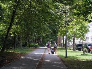 Het appartement betreft een verjaard bouwmisdrijf. Wel is er de bevestiging dat het appartement verder kan verhuurd of bewoond worden.<br /><br />In de onmiddellijke nabijheid van het groene Citadelpark, ligt dit charmante gelijkvloers appartement dat zich perfect leent als woonst of als investering. De ligging is ronduit strategisch: op wandelafstand van het station Gent-Sint-Pieters, nabij belangrijke invalswegen en met de bruisende binnenstad slechts enkele minuten verwijderd.<br /><br />Het appartement beschikt over een praktische indeling met een leefruimte die harmonieus aansluit op de keuken. De slaapkamer biedt een rustige plek om te onthaasten. Dankzij de gelijkvloerse ligging met aparte ingang geniet u van een vlotte toegankelijkheid en een connectie met de stedelijke omgeving.<br /><br />Dit appartement is niet enkel interessant voor eigen bewoning, maar vormt bovenal een uitstekende investeringskans. De combinatie van de gegeerde ligging, de compacte indeling en de nabijheid van zowel studentenfaciliteiten als culturele trekpleisters maakt dat dit pand een stabiel en aantrekkelijk rendement kan opleveren. Momenteel is het appartement verhuurd aan 775 euro.