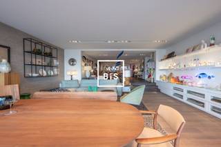 À LOUER: Spacieux rez-de-chaussée commercial sur la digue au Zoute avec large vitrine<br /><br />Ce rez-de-chaussée commercial bénéficie d’un emplacement de choix et offre une surface de vente de 168 m², complétée par une terrasse arrière de 11,5 m² et une cave sèche de 23,3 m² avec accès direct. La large vitrine de près de 7 mètres assure une visibilité maximale et une belle luminosité naturelle.<br /><br />Conditions de location<br />Revenu cadastral annuel (2024): €3.500<br />Charges communes: environ €350/mois