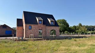 Bent u op zoek naar een stijlvolle en energiezuinige nieuwbouwvilla waar ruimte, comfort en licht centraal staan? Dan is deze prachtige woning beslist een bezoek waard.<br /><br />Bij het binnenkomen wordt u verwelkomd in een ruime inkomhal met gastentoilet. De lichtrijke leefruimte vormt samen met de volledig uitgeruste open keuken het hart van de woning. Dankzij de vele grote raampartijen geniet u de hele dag van een overvloed aan natuurlijk licht en een adembenemend uitzicht over de volledig omheinde tuin en de achterliggende velden.<br /><br />Aansluitend bevinden zich een praktische wasplaats en een ruime garage.<br /><br />Op de eerste verdieping zijn er vier volwaardige slaapkamers en een stijlvolle badkamer, uitgerust met een ligbad, een inloopdouche en een dubbel lavabomeubel. Daarnaast is er een apart toilet op het verdiep.<br /><br />Buiten geniet u van een volledig afgesloten tuin met een ruim terras, ideaal om in alle rust van de zon en het landelijke uitzicht te genieten. Vooraan beschikt de woning over een ruime oprit en de tuin is bovendien bereikbaar via een handige zijweg.<br /><br />Troeven van deze woning:<br /><br />Exclusieve nieuwbouwvilla<br />- 4 ruime slaapkamers<br />- Volledig uitgeruste open keuken<br />- Zeer lichtrijke leefruimte met grote raampartijen<br />- Prachtig open zicht over de tuin en de velden<br />- Volledig omheinde tuin met terras<br />- Ruime garage en praktische wasplaats<br />- Vloerverwarming<br />- Zonnepanelen<br />- Airconditioning in elke slaapkamer<br />- Energiezuinige en kwalitatieve afwerking<br /><br />Een unieke woning voor wie op zoek is naar een luxueuze, instapklare gezinswoning met alle hedendaagse comfort op een rustige locatie.<br /><br />Interesse? Contacteer ons gerust voor meer informatie of een bezoek ter plaatse.