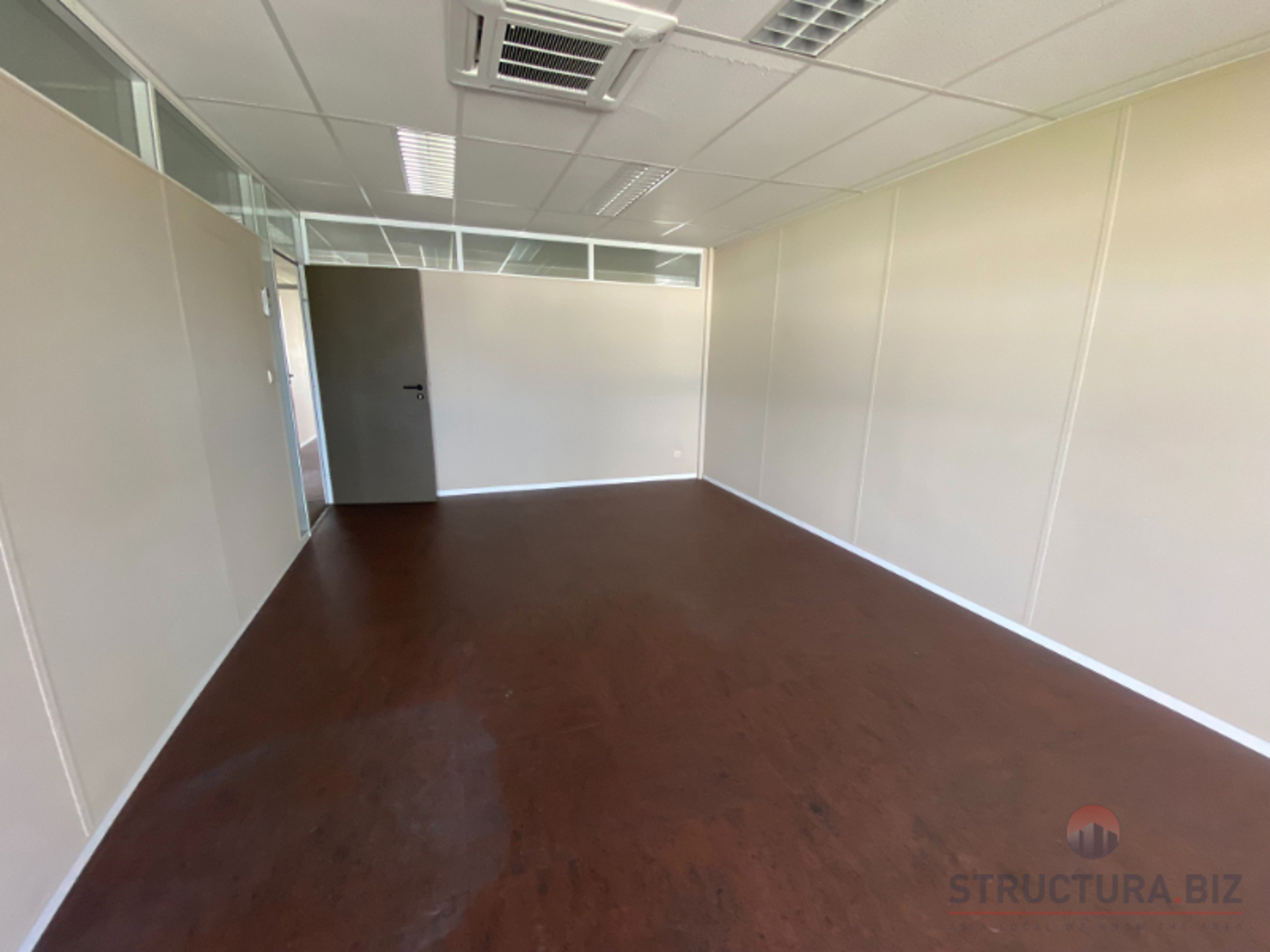600 m² magazijn met atelier- en kantoorruimte vlakbij E40 te huur! - foto 5