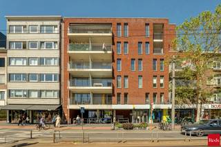 Ruim twee-slaapkamer appartement met zonnig terras.<br /><br />TE BEZOEKEN DOOR VOLGENDE LINK IN TE VULLEN: https://reds.mijnhuurprofiel.be/property/d2fb8530-17e5-44e0-abb0-e5ba6450e754<br /><br />Dit appartement is gelegen op een zeer bereikbare locatie in Mortsel. Zowel supermarkten, allerlei winkels, openbaar vervoer en horeca liggen op een paar meter van de voordeur. Het appartement is zojuist volledig geschilderd.<br /><br />Indeling:<br /><br />- Ruime inkomhal met plaats voor vestiairekast<br />- Lichte leefruimte met open keuken<br />- Keuken voorzien van vaatwas, oven, kookvuur en ijskast met vriesvak<br />- Aansluitend een ruime berging met aansluiting voor was- en droogmachine<br />- Groot en zonnig terras, zuidwest gericht<br />- Apart toilet<br />- Badkamer met ruime inloopdouche en lavabo <br />- 2 slaapkamers waarvan 1 met klein balkonnetje<br />- Kelderberging<br />- Staanplaats achteraan het gebouw zit in de huurprijs inbegrepen<br /><br />Extra:<br /><br />- Maandelijkse kosten: €135/maand voor de lift en onderhoud en verbruik gemeenschappelijke delen <br />- Huurwaarborg 3 maanden<br />- Meters individueel<br />- Plaatsbeschrijving op gedeelde kosten